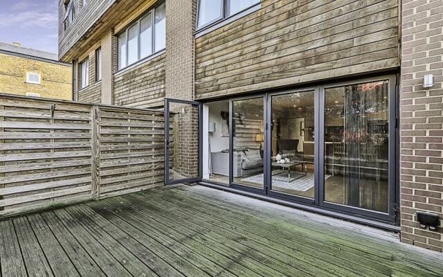 Chic and Contemporary Retreat in Brentford