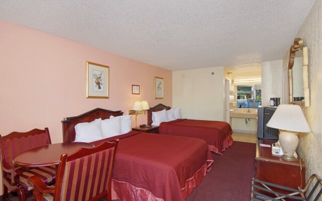 Howard Johnson by Wyndham Tropical Palms Kissimmee