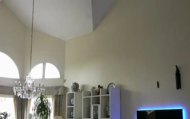 LA Villa de la Gondoire