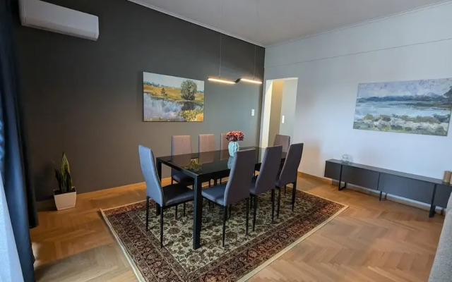 Spacious Seaside Flat at Alimos