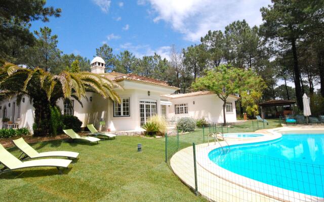 Luxurious Villa in Quinta do Conde with Private Terrace