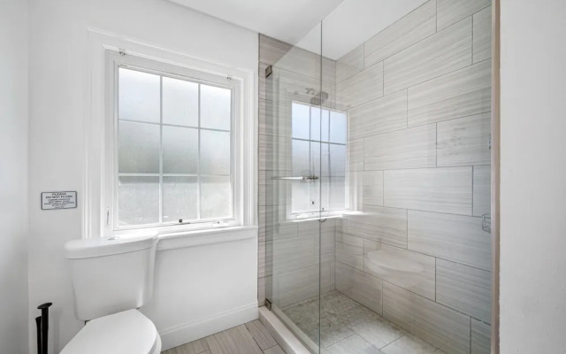 Exquisite Bayview Villa With Pool and Games!