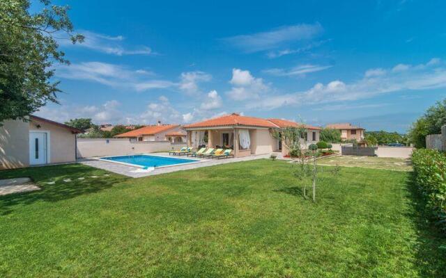 Modern villa at 2km from the sea, with private pool
