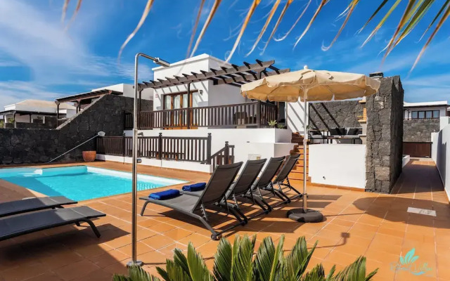 Inviting 4-bed Villa in Playa Blanca