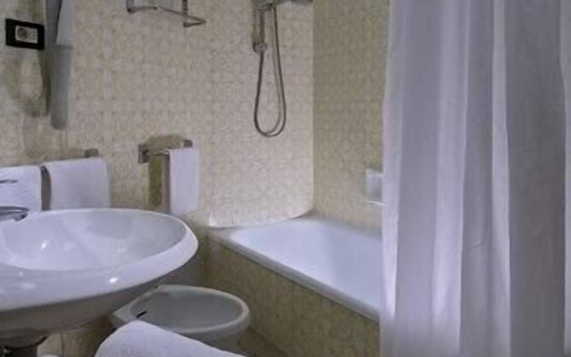 Alexandra Plaza Hotel