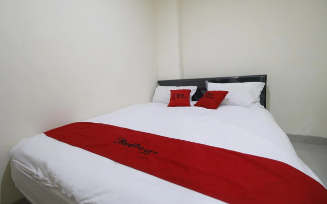 RedDoorz Plus near Mall Ciputra Jakarta – Guest Rooms – Jakarta