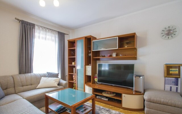 Stunning Home in Cavle With Wifi and 3 Bedrooms