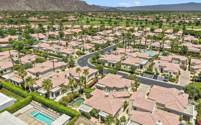 Stylish 2BR w Spa Patio