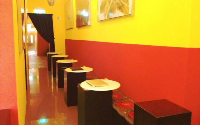 Moni Gallery Hostel