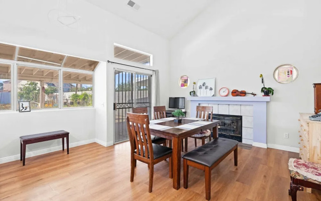 Spacious Retreat Near Iconic LA Sights