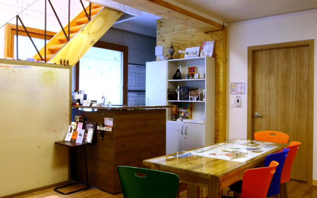 Cozzzy Guest House - Hostel