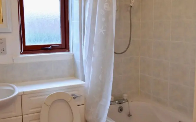 Spacious 2 Bedroom Ground Floor Flat in Leith