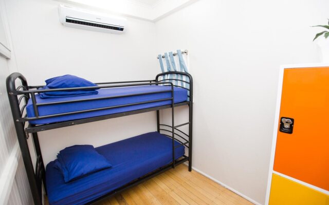 Mad Monkey Backpackers Central