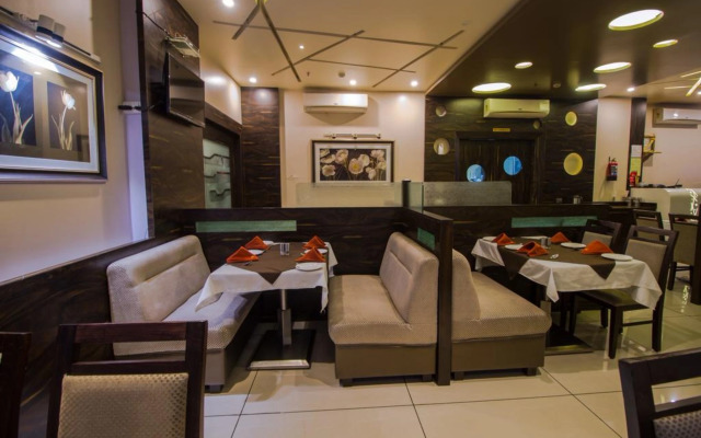 Super Townhouse OAK Regal Inn Near Sant Tukaram Nagar Metro Station
