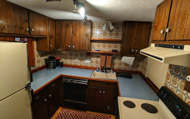 Foot of the Mountain Motel