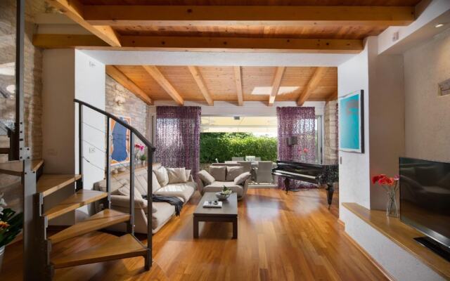Art Villa Sis With Private Pool