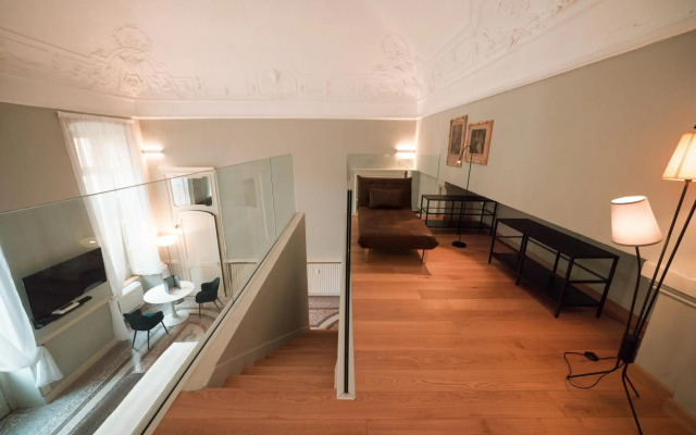 Royal Palace Luxury Suites & Hotel