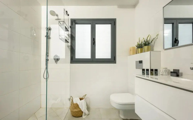 Stylish with Balcony Viewing Rothschild