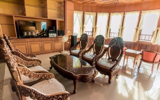 Whales Mountain & Seaview Resort