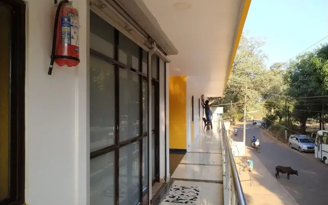 Iroomz Hotel Gananjaya - Hostel