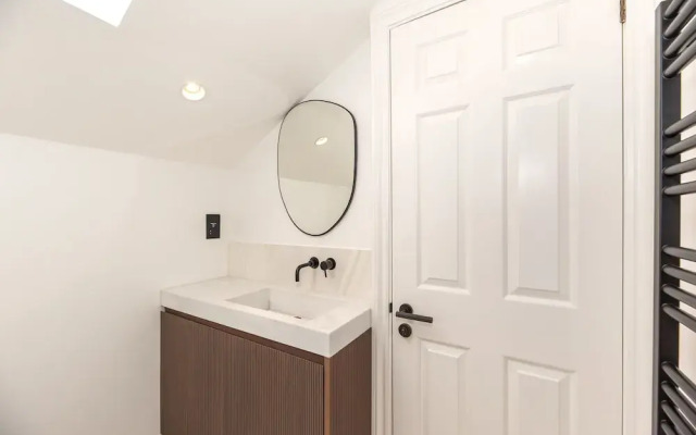 Elegant and Bright 3-bed Flat Near Sloane Square