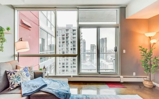 Downtown Condo w Incredible Views and BBQ