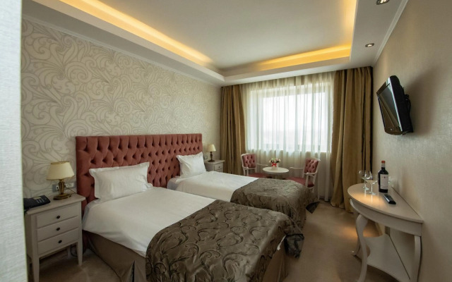 Hotel Roman by Dumbrava