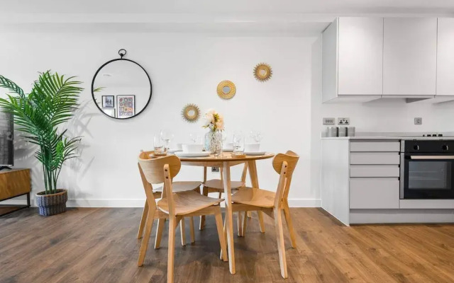 Manchester - Apartment - Sleeps 5 - Parking
