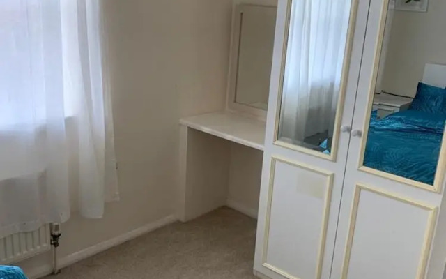 Charming 2-bed House in London