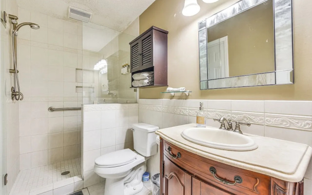 Pet-friendly Charlotte Home w/ Deck Near Uptown!