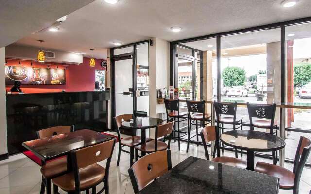 Econo Lodge Inn & Suites Memphis East