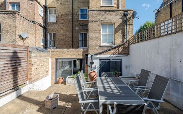 Attractive Apartment With Private Patio in Fashionable Fulham by Underthedoormat