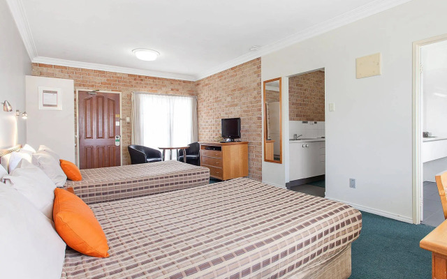 Coopers Colonial Motel