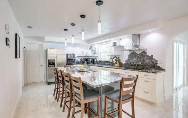 Largo Family Oasis: Private Pool & Hot Tub!