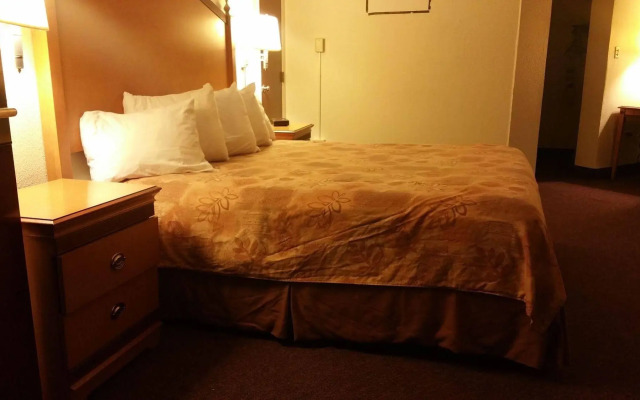 Econo Lodge Inn & Suites