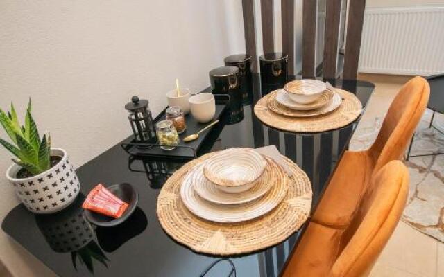 Kate's Luxury Apartment with Private Parking
