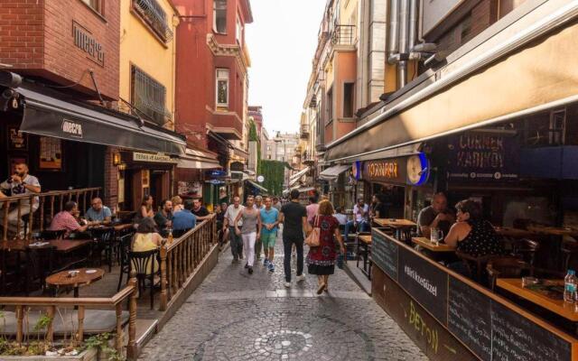 Yakamoz 2 BR Stylish House with garden in Kadikoy