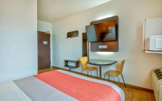 Motel 6 Eagle Pass, TX - Lakeside