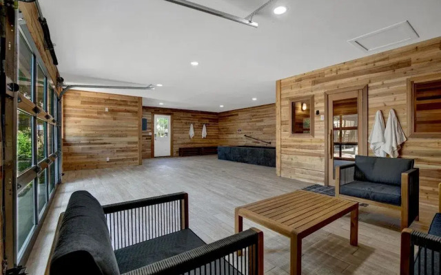 Huge Luxury Home Hot Tub and Sauna 2 mi to Dwntn