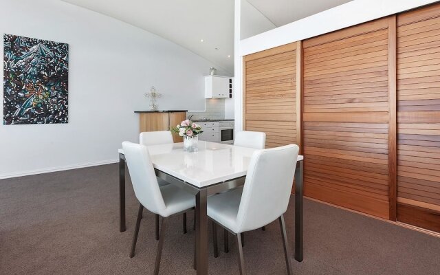 QV Spacious Waterfront Apartment - 748