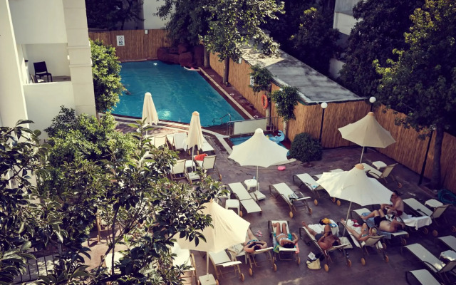 Two Seas Hotel