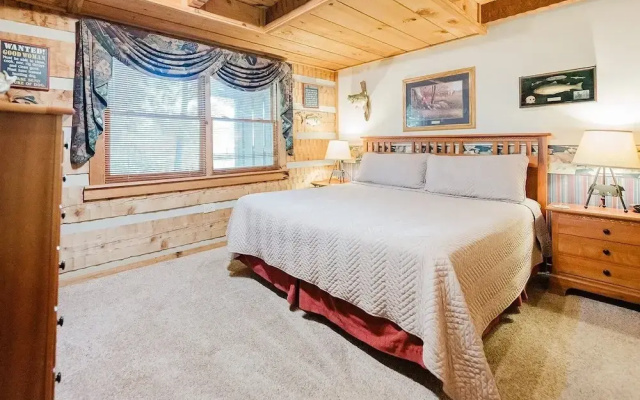 Big Kahuna Lodge 3 Bedroom Cabin by RedAwning