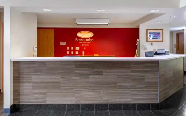 Econo Lodge Inn & Suites Oconto