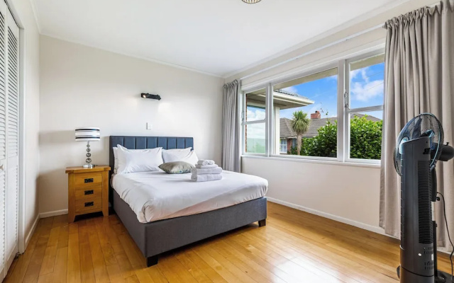 Serene 2BR Home in Meadowbank by Zodiak Stays – Guest Rooms – Auckland