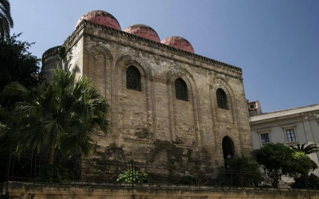 Travellers Photo Home