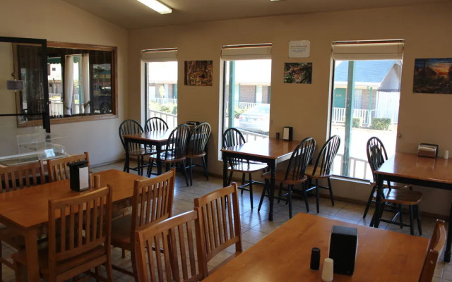 Oak Hill Inn & Suites