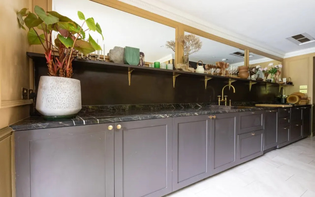 Penywern Road IV by Onefinestay