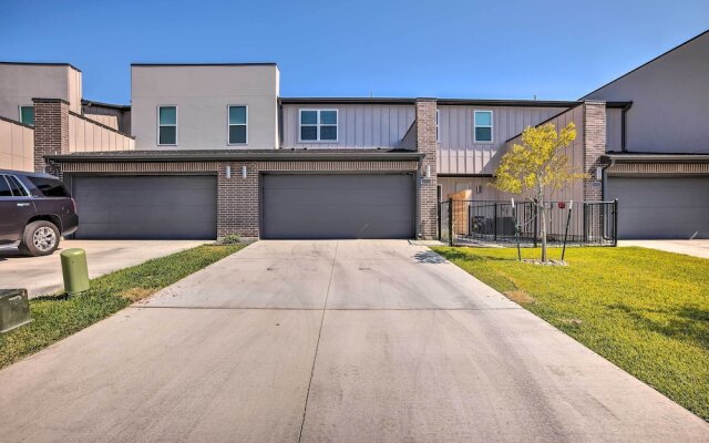 College Station Townhome w/ Furnished Patio!