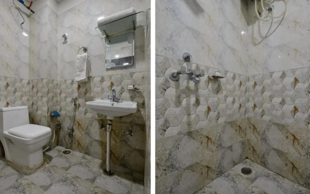 OYO 13903 Hotel Trivana