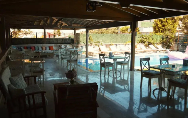 Fehmibey Alacati Otel